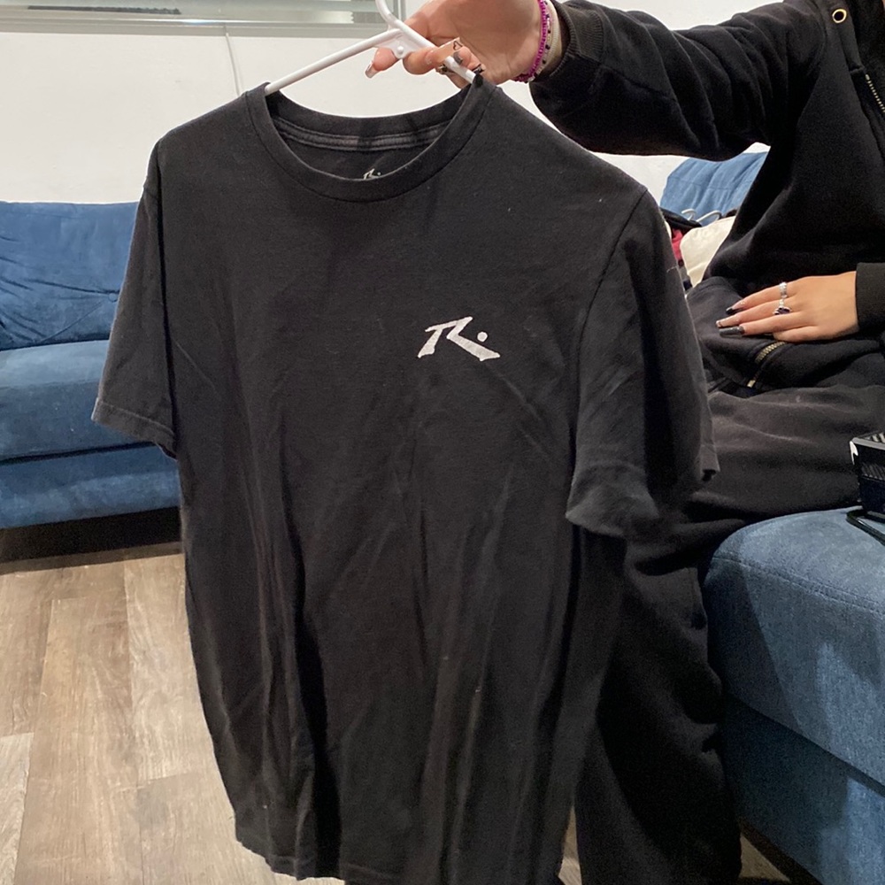 black r shirt